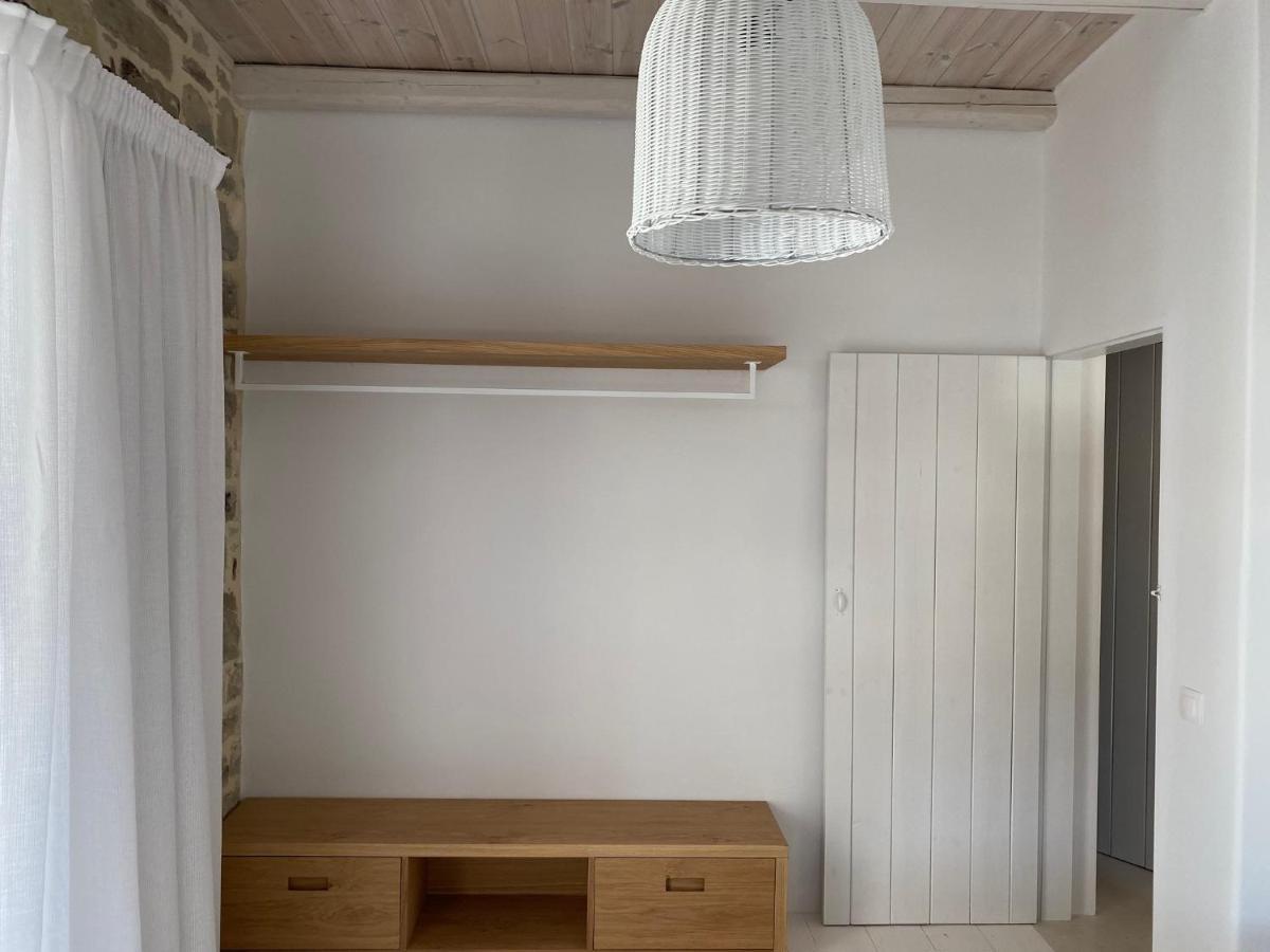 Laini Luxury Suites Pombia Bagian luar foto
