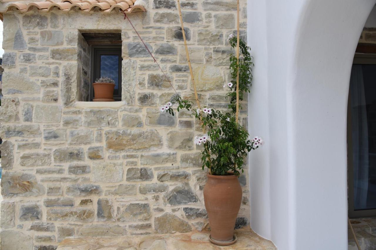 Laini Luxury Suites Pombia Bagian luar foto