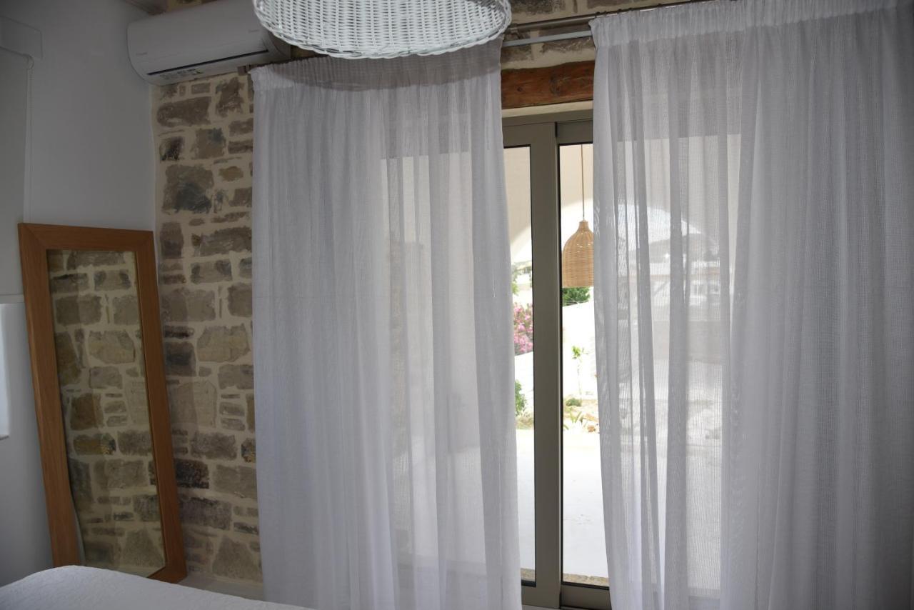 Laini Luxury Suites Pombia Bagian luar foto