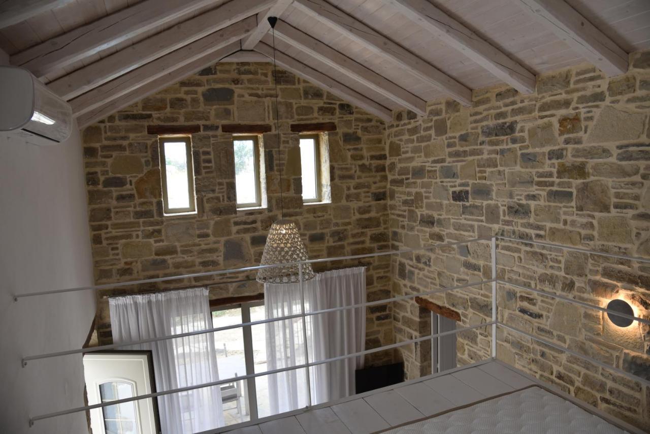 Laini Luxury Suites Pombia Bagian luar foto