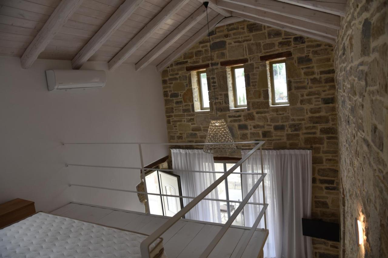 Laini Luxury Suites Pombia Bagian luar foto