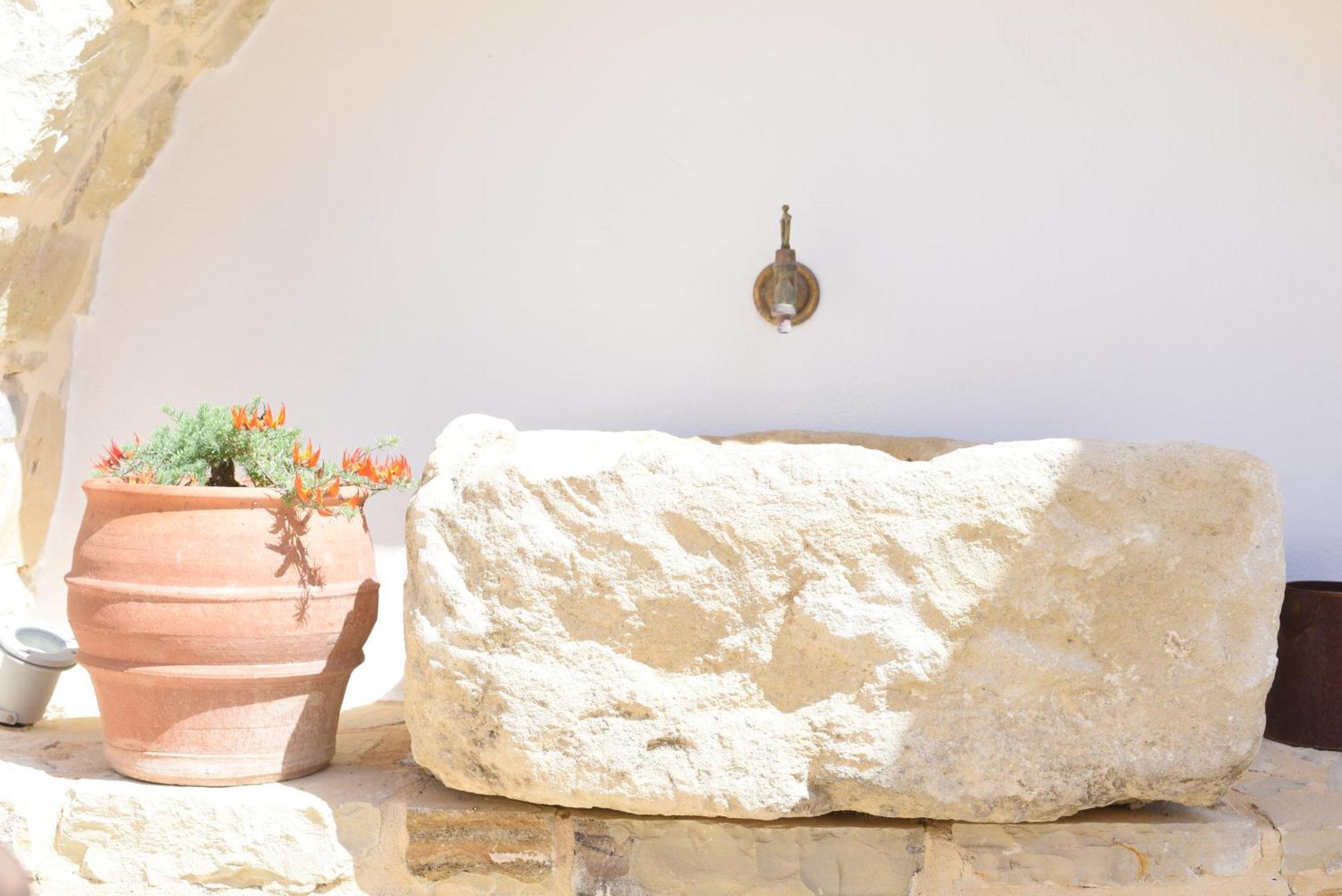 Laini Luxury Suites Pombia Bagian luar foto