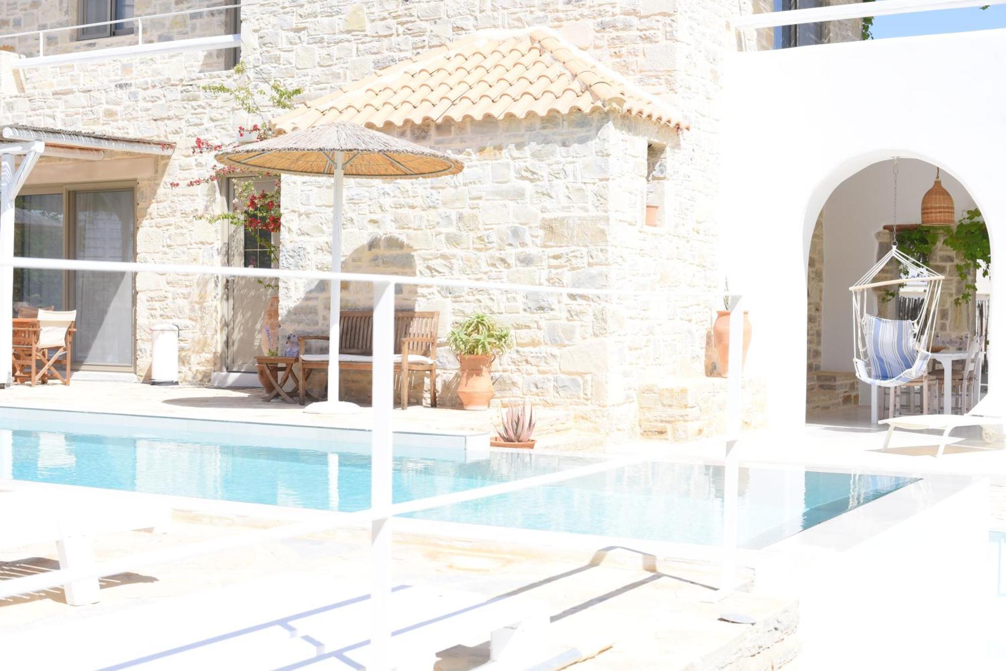 Laini Luxury Suites Pombia Bagian luar foto